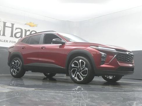 Used 2025 Chevrolet Trax RS FWD image 2