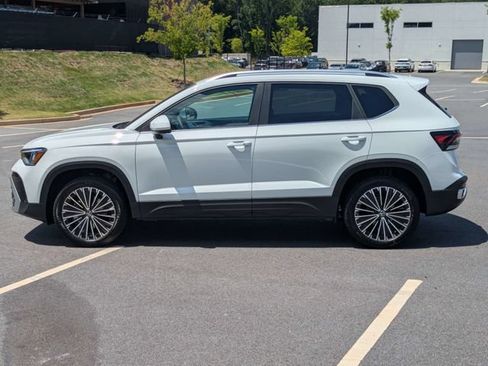 New 2026 Volkswagen Taos SE FWD image 7