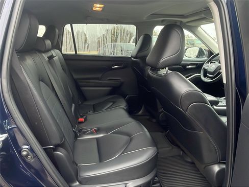 Used 2025 Toyota Highlander XLE image 16