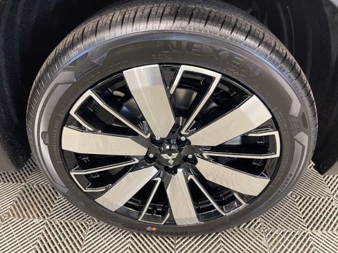 New 2025 Mitsubishi Outlander SE image 34