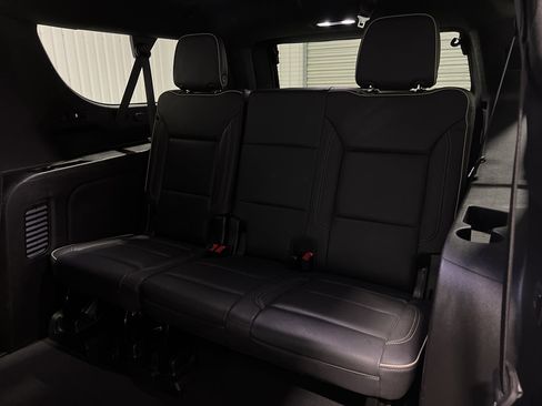 Used 2023 Chevrolet Suburban Premier image 25