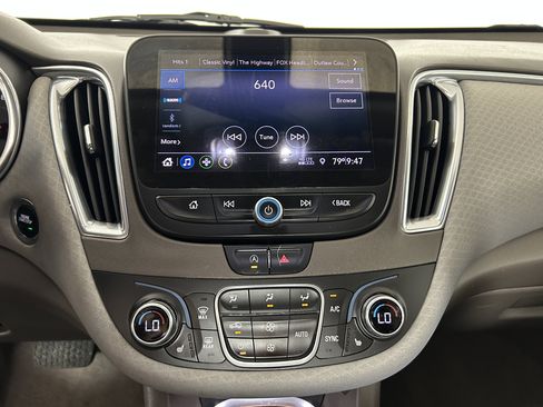 Used 2020 Chevrolet Malibu LT FWD image 17