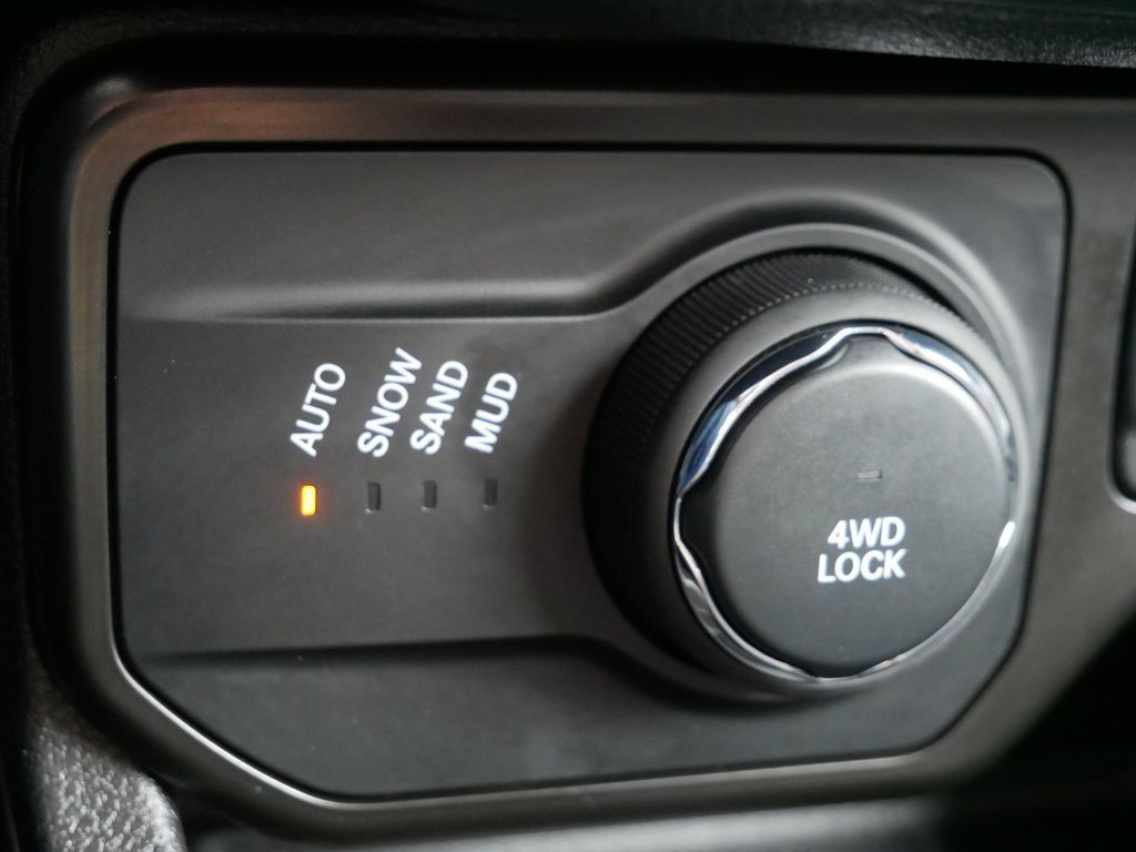 Used 2020 Jeep Renegade Latitude w/ Cold Weather Group AWD/4WD image 25