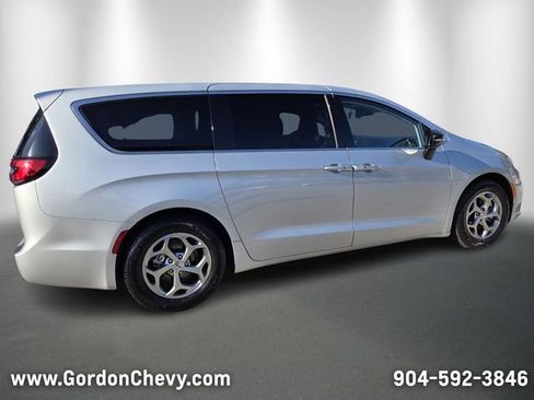 Used 2024 Chrysler Pacifica Limited FWD image 6
