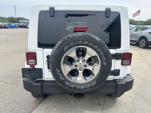Used 2018 Jeep Wrangler Unlimited Sahara w/ Connectivity Group AWD/4WD image 6