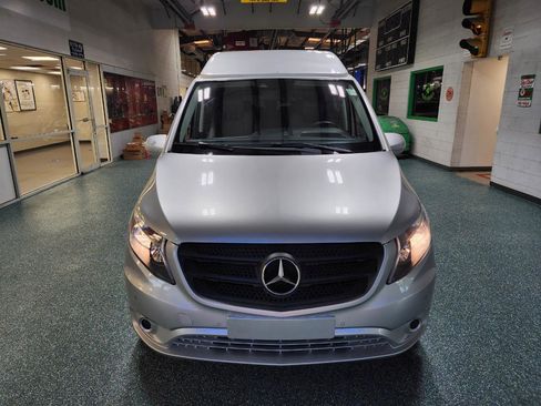 Used 2018 Mercedes-Benz Metris Passenger image 3
