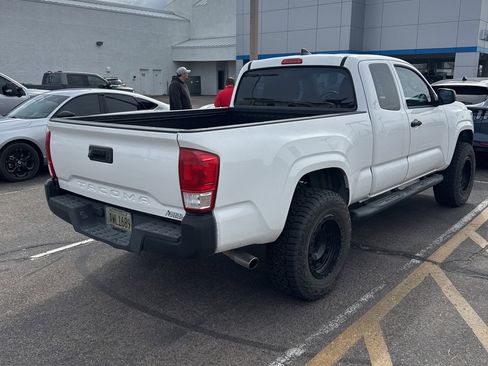 Used 2017 Toyota Tacoma SR image 3