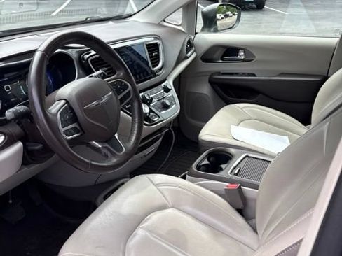 Used 2019 Chrysler Pacifica Touring-L Plus FWD image 11