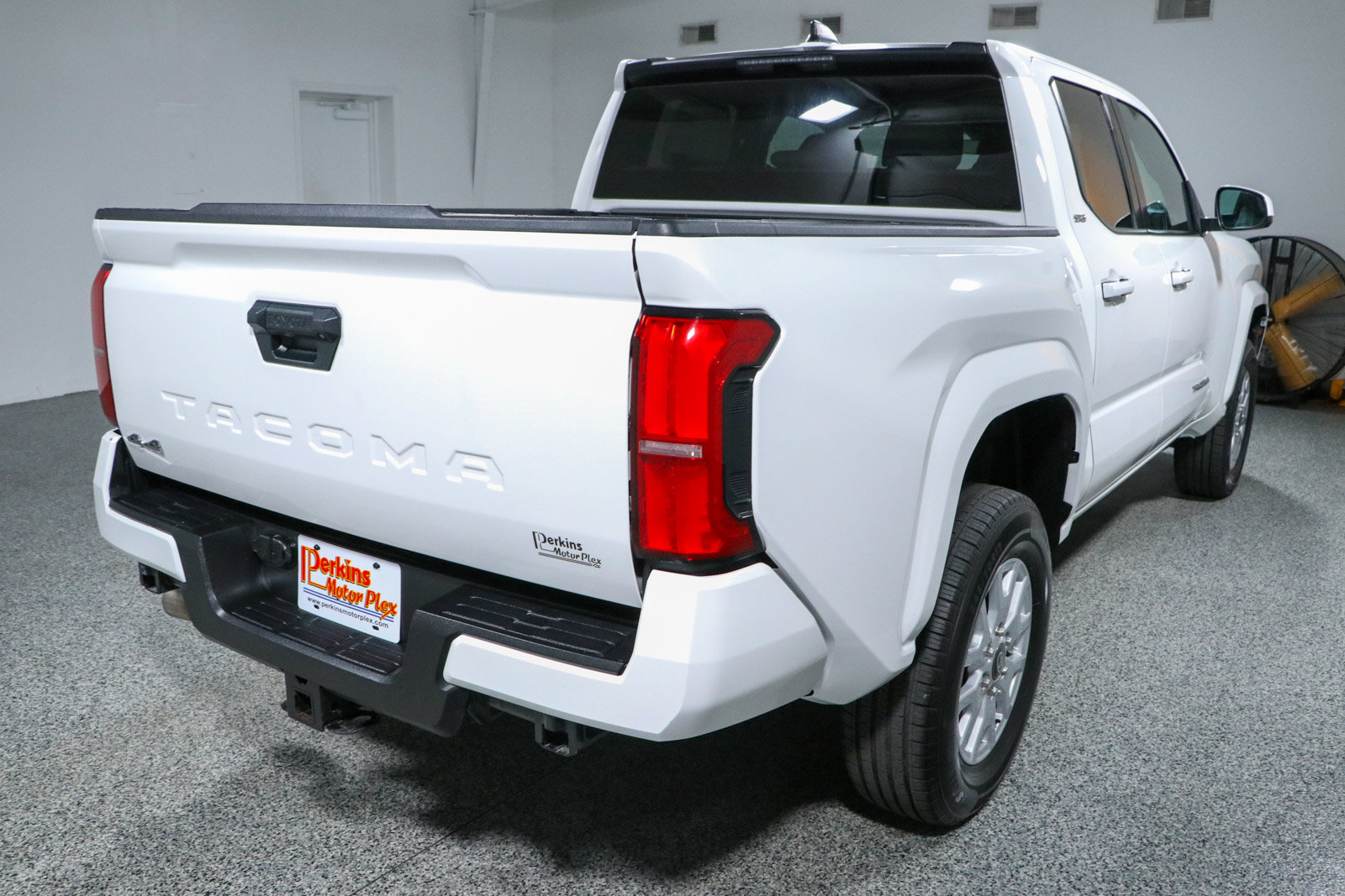 Used 2024 Toyota Tacoma SR5 AWD/4WD image 7