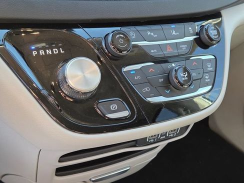 Used 2024 Chrysler Pacifica Touring-L FWD image 24