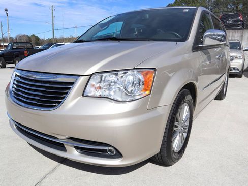 Used 2016 Chrysler Town & Country Touring-L w/ Driver Convenience Group FWD image 31