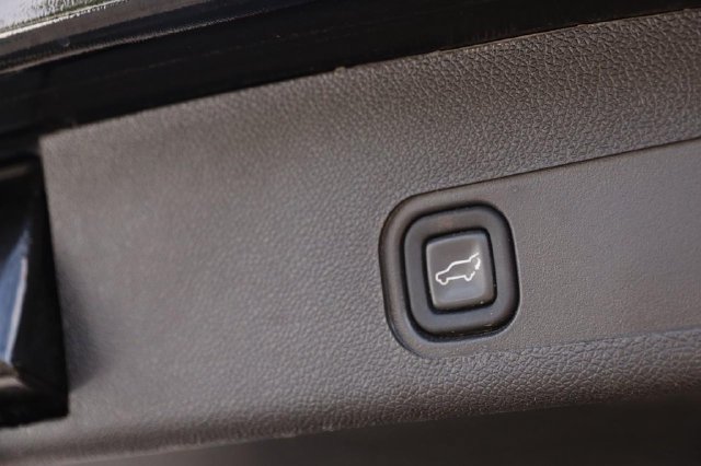 Used 2009 Chevrolet Suburban LT w/ Luxury Package RWD image 8