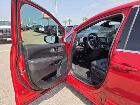 Used 2026 Chrysler Voyager LX FWD image 11