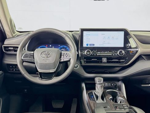 Used 2024 Toyota Highlander Limited AWD/4WD image 12