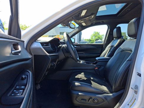 Used 2023 Jeep Grand Cherokee Altitude AWD/4WD image 14