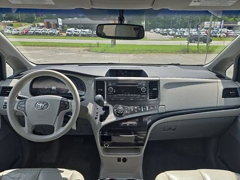 Used 2014 Toyota Sienna LE FWD image 3