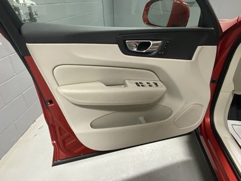 Used 2022 Volvo XC60 B5 Momentum w/ Climate Package image 7