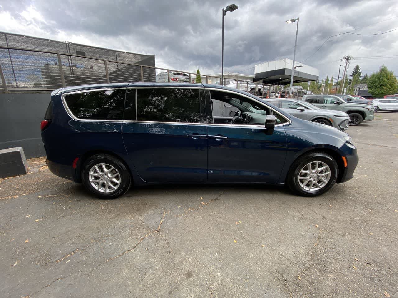 Used 2025 Chrysler Pacifica Select FWD image 7