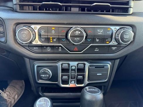 Used 2024 Jeep Gladiator Sport image 30