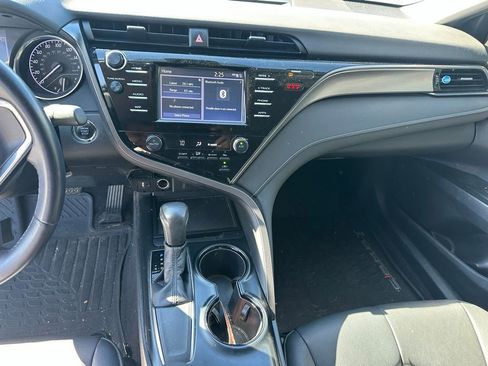Used 2019 Toyota Camry SE w/ Convenience Package image 9