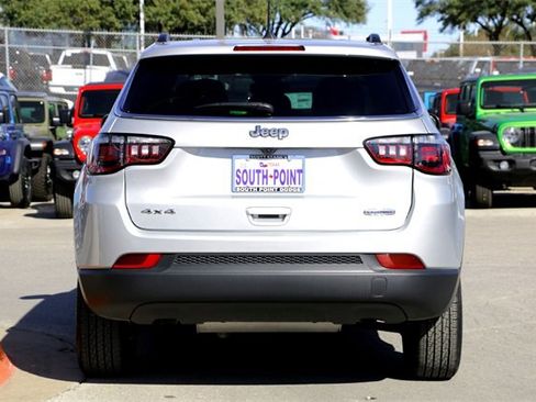 Used 2025 Jeep Compass Latitude image 6