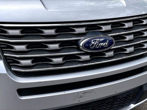 Used 2017 Ford Explorer XLT FWD image 33