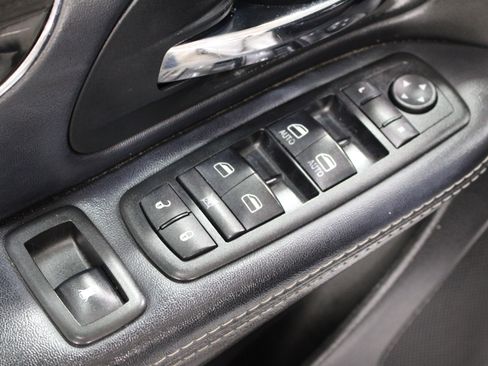 Used 2014 Chrysler Town & Country S FWD image 7