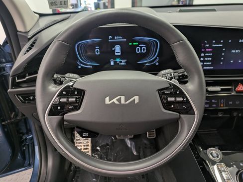 Certified 2024 Kia Niro SX Touring image 19