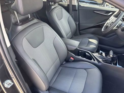 Certified 2025 Kia Niro EX image 28