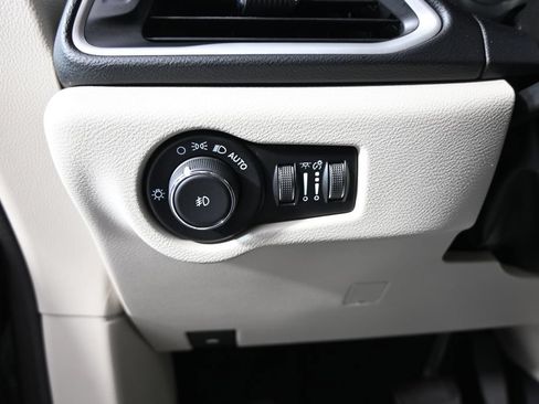 Used 2022 Chrysler Pacifica Touring-L FWD image 24