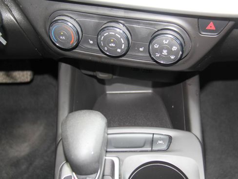 Used 2024 Chevrolet Trax LS w/ LS Convenience Package FWD image 16