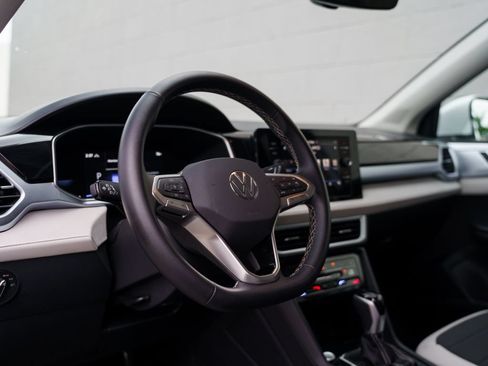 Used 2025 Volkswagen Taos SE AWD/4WD image 4