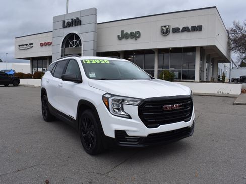 Used 2024 GMC Terrain SLE w/ Driver Convenience Package image 1