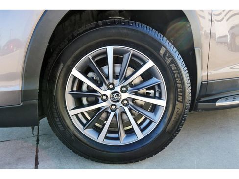 Used 2019 Toyota Highlander XLE image 30