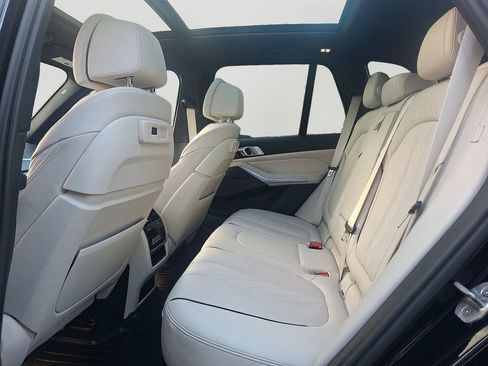 Used 2022 BMW X5 M50i w/ Premium Package image 8