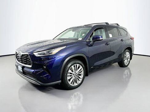 New 2026 Toyota Highlander Platinum image 3