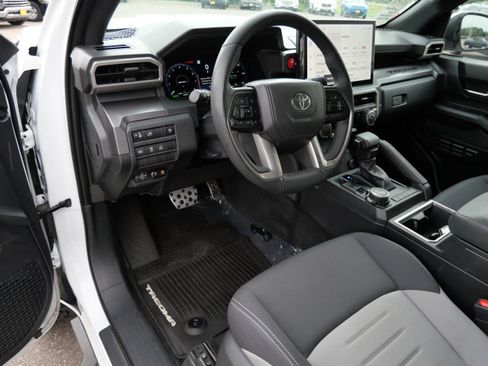 Used 2025 Toyota Tacoma TRD Sport AWD/4WD image 26