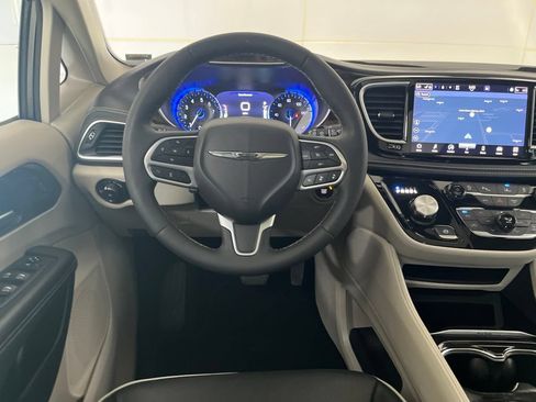 Used 2023 Chrysler Pacifica Limited FWD image 32