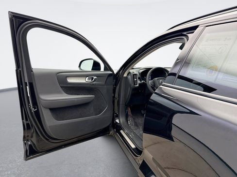 Used 2024 Volvo XC40 B5 Plus w/ Climate Package image 9