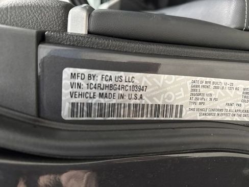 Used 2024 Jeep Grand Cherokee Limited w/ Luxury Tech Group II image 39