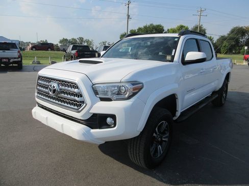 Used 2017 Toyota Tacoma TRD Sport AWD/4WD image 10