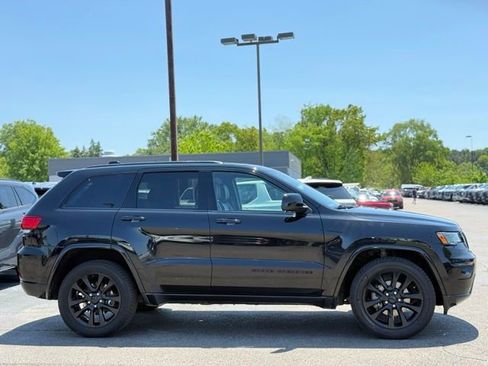 Used 2020 Jeep Grand Cherokee Altitude AWD/4WD image 39