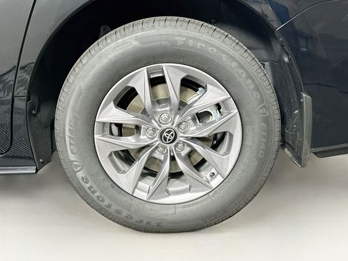 Used 2026 Toyota Sienna XLE FWD image 11
