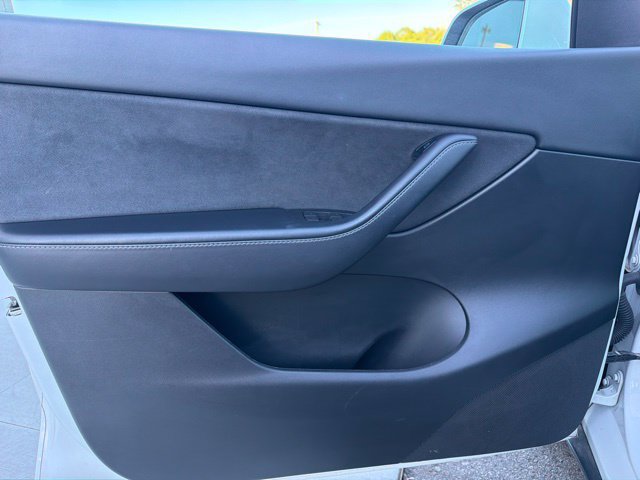 Used 2022 Tesla Model Y Long Range AWD/4WD image 21