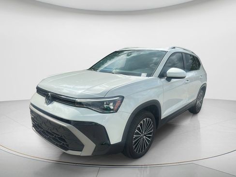 Used 2025 Volkswagen Taos SE w/ Panoramic Sunroof Package FWD image 1