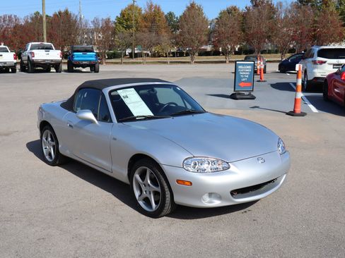 Used 2003 MAZDA MX-5 Miata RWD image 19