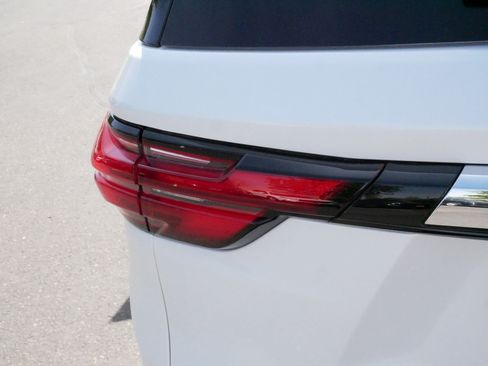 Used 2023 Chevrolet Traverse LT FWD image 17