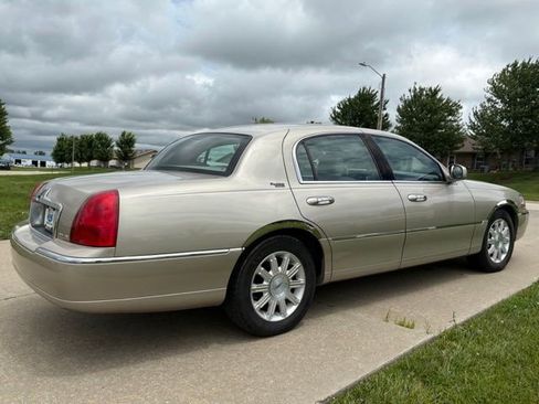 Used 2006 Lincoln Town Car Signature Limited RWD image 4