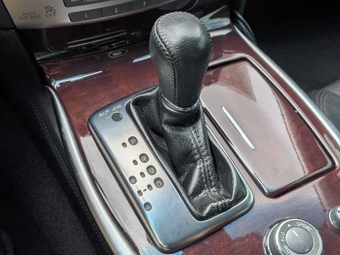 Used 2018 INFINITI Q70 Luxe RWD image 26