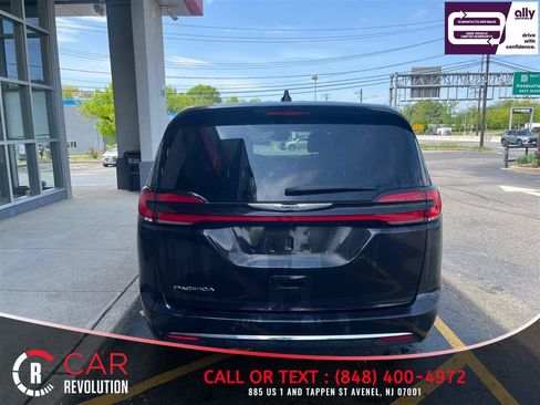 Used 2023 Chrysler Pacifica Touring-L FWD image 6